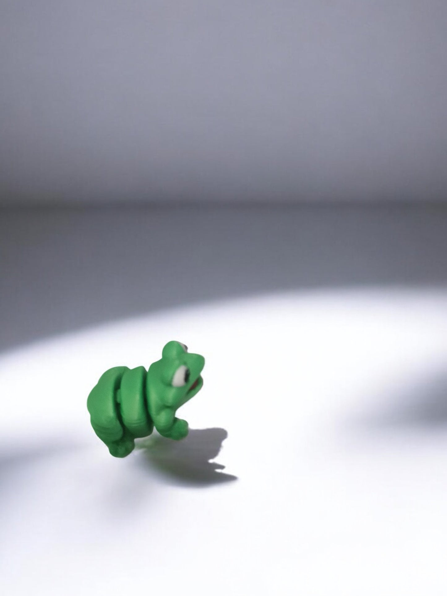 Articulating Mini Frog – Cute, Compact, and Full of Personality!