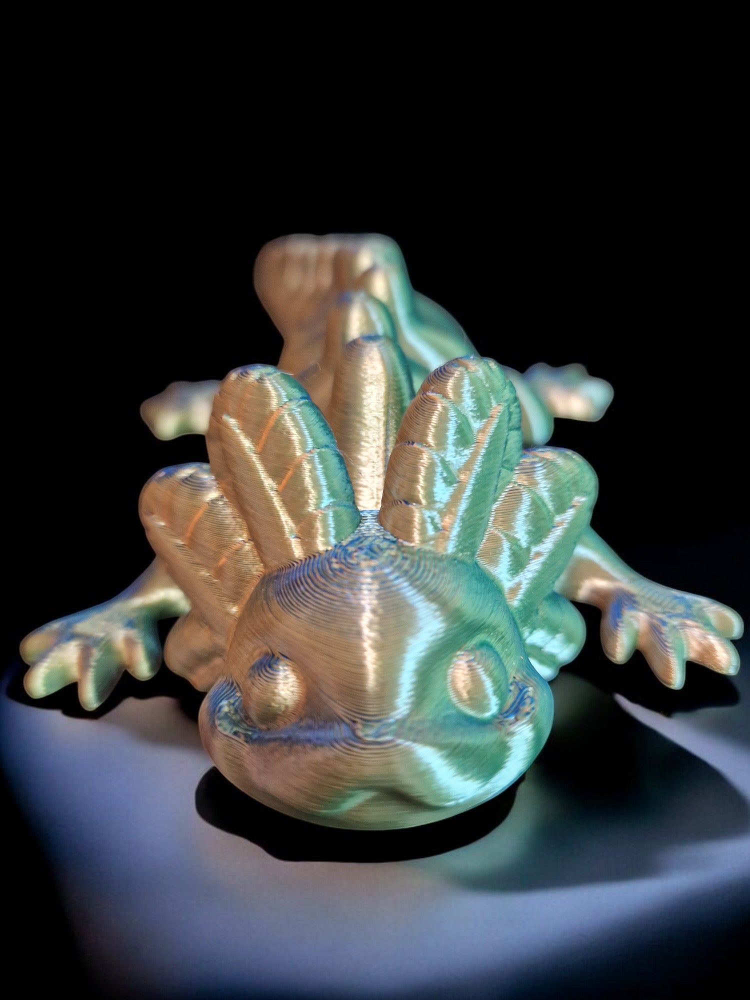 A 3D-printed articulating axolotl figurine with movable limbs and tail, measuring 9cm long, 4cm wide, and 3cm high. This durable, lightweight piece features a random dual-tone color design, making it a playful and unique display item or gift for axolotl enthusiasts and collectors.